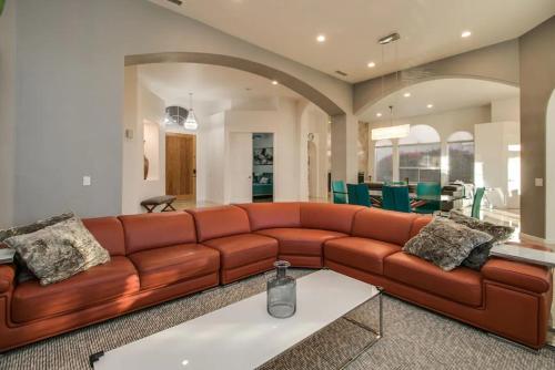 Amazing 4 bedroom retreat with heated pool – Photos 3