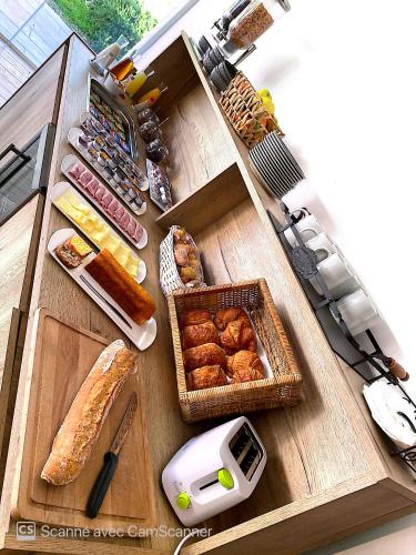 Hotel U Catagnu في سان-نيكولاو: منظر علوي لطاولة عليها معجنات وخبز