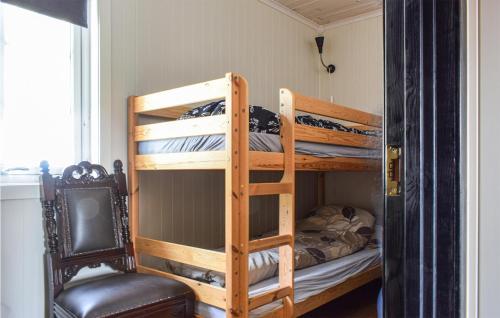 Narivoodi või narivoodid majutusasutuse 4 Bedroom Cozy Home In Kvinlog toas