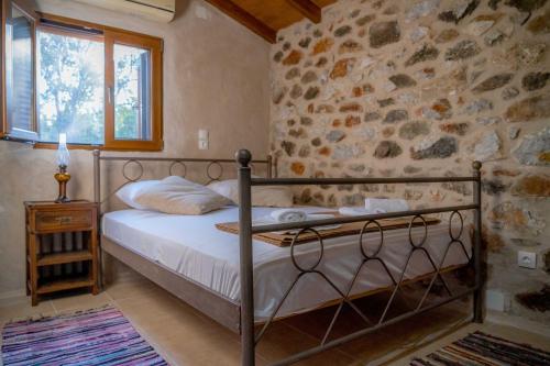 Ένα ή περισσότερα κρεβάτια σε δωμάτιο στο Aloni Wood & Stone