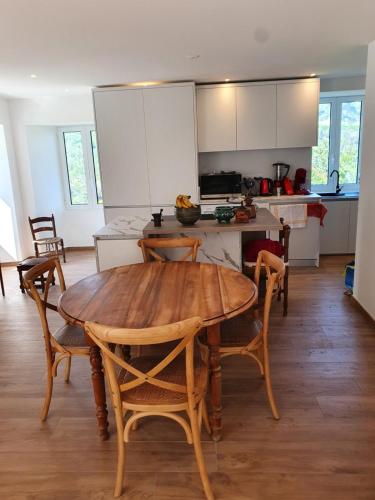 - une cuisine avec une table et des chaises en bois dans la chambre dans l'établissement English Club in Corsica B&B, à Porri