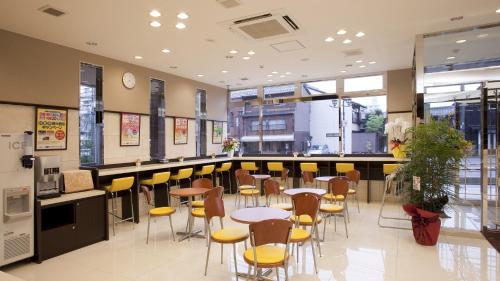a restaurant with tables and chairs and a bar at Toyoko Inn Kyoto Biwako Otsu in Otsu