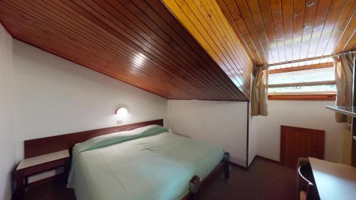 En eller flere senge i et værelse på Hotel Davost
