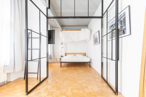 a room with a bed and a window at Green Residence Boutique Lofts & Villa am Park in Offenbach
