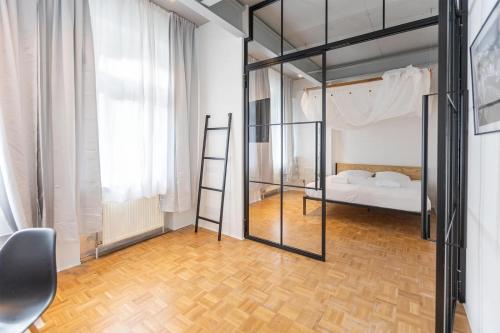 Habitación con dormitorio con cama y escalera. en Green Residence Boutique Lofts & Villa en Offenbach