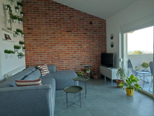 Televízia a/alebo spoločenská miestnosť v ubytovaní Serendipity Apartment