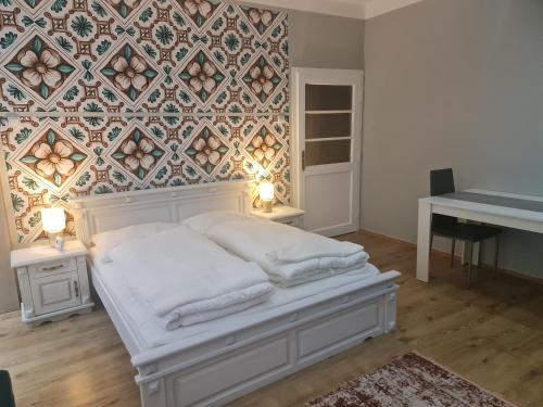 1 dormitorio con cama blanca y piano en Hürrem Apartman en Eger