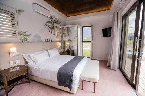Una cama o camas en una habitación de Ludus Magnus Boutique Hotel