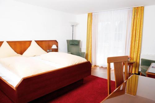 a hotel room with a bed and a window at Hotel Seeperle in Langenargen