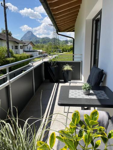 a balcony with a table and some plants at Ferienwohnung Ott in Ebbs
