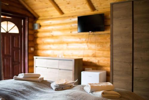 - une chambre avec un lit et des serviettes dans l'établissement Complex Adora, à Bicaz