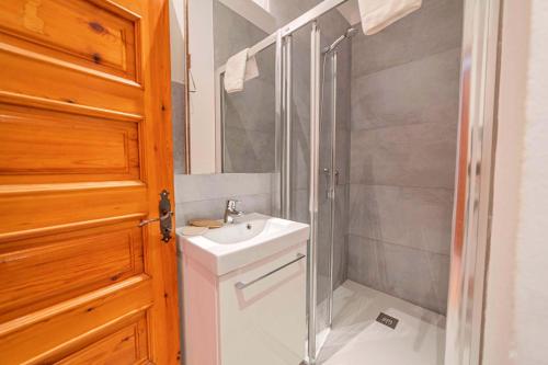 un baño con lavabo y ducha en Can Mir Ruth by Sealand Villas, en Puerto Pollensa