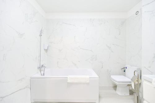 O baie la Filip's Apartment in Nord10 - pool & parking