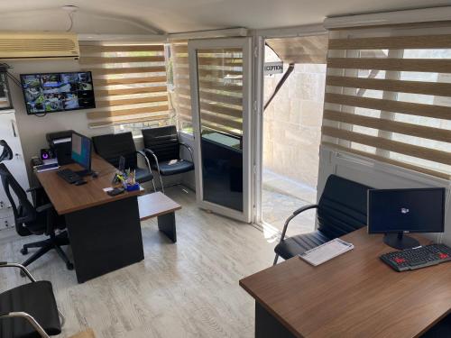 Televisyen dan/atau pusat hiburan di Yaşam Park Apart Hotel - Fethiye Calis Beach