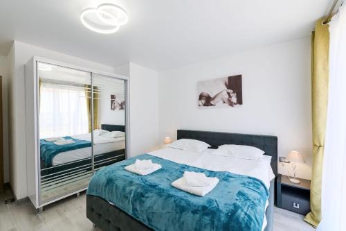 Un pat sau paturi într-o cameră la Filip's Apartment in Nord10 - pool & parking