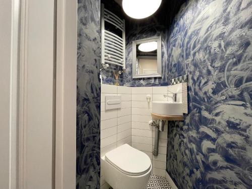 La salle de bains est pourvue de toilettes et d'un lavabo. dans l'établissement Petite Viste No. 3 Apartment, à Toruń