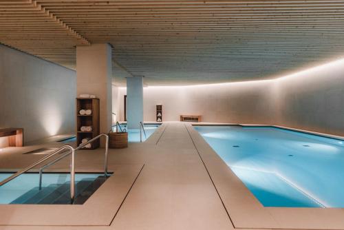 una gran piscina en un edificio en Hotel Arima & Spa - Small Luxury Hotels, en San Sebastián