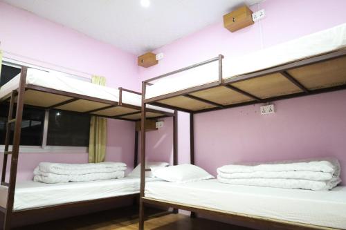 Llit o llits en una habitació de Margik Backpackers Hostel