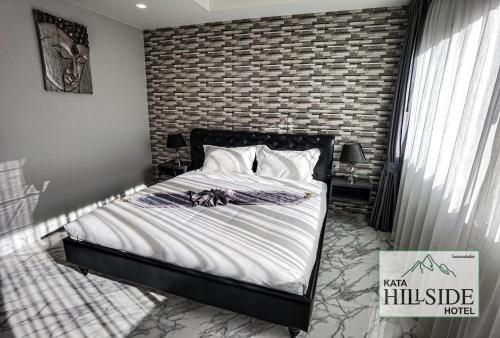 Una cama o camas en una habitación de Kata Hillside Hotel