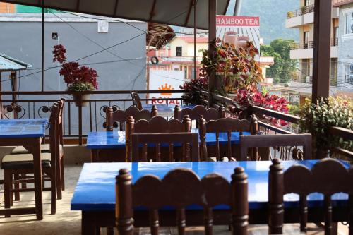 un gruppo di tavoli e sedie su un balcone di Margik Backpackers Hostel a Pokhara