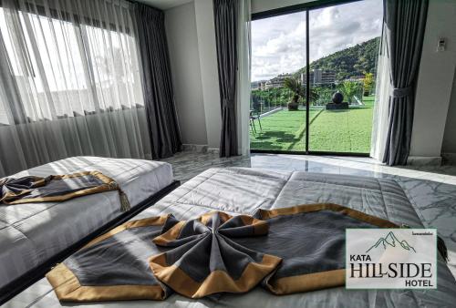 Postel nebo postele na pokoji v ubytování Kata Hillside Hotel