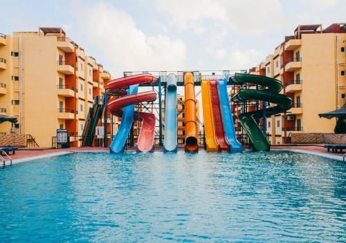 a water slide in the middle of a swimming pool at Retal View North Coast Aqua Park in El Alamein