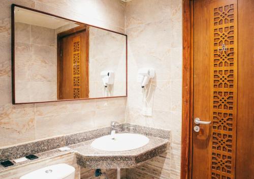 a bathroom with a sink and a mirror at Retal View North Coast Aqua Park in El Alamein