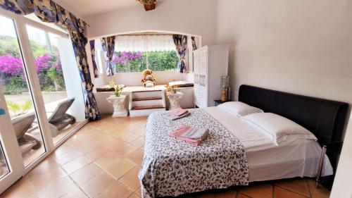 una camera da letto con un letto con un tavolo e una finestra di Villa Provençale â Sainte Maxime, Golf de Saint Tropez a Sainte-Maxime