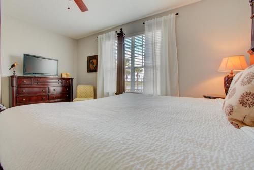 Gorgeous 1st-Floor, End Unit Condo w LAKEVIEW photo 18