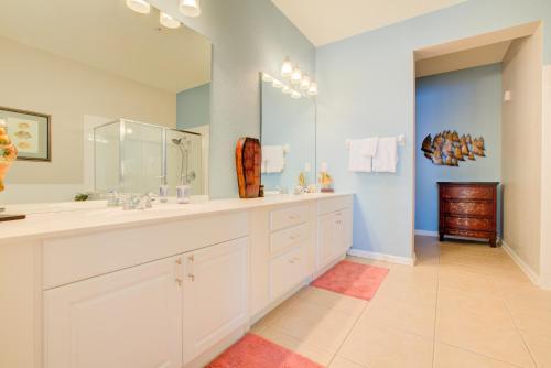 Gorgeous 1st-Floor, End Unit Condo w LAKEVIEW photo 4