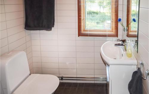 Koupelna v ubytování Beautiful Home In Svenljunga With Kitchen