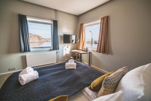 Un pat sau paturi într-o cameră la HOTEL SØMA Aasiaat