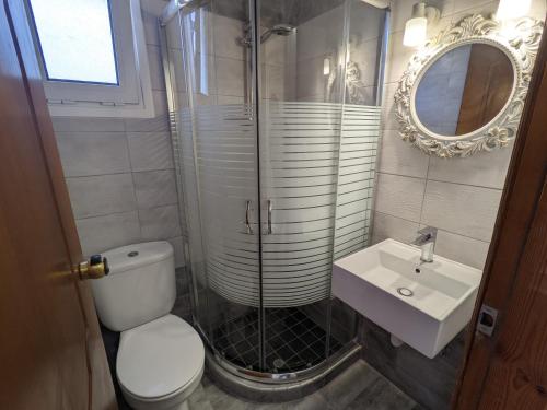 łazienka z prysznicem, toaletą i umywalką w obiekcie Modern 1-bedroom with BBQ & Roof Garden near Beach w Stalós