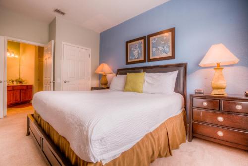 1 dormitorio con 1 cama grande y 2 lámparas en Vista Cay Condo w FREE Resort Access, near Disney, en Orlando
