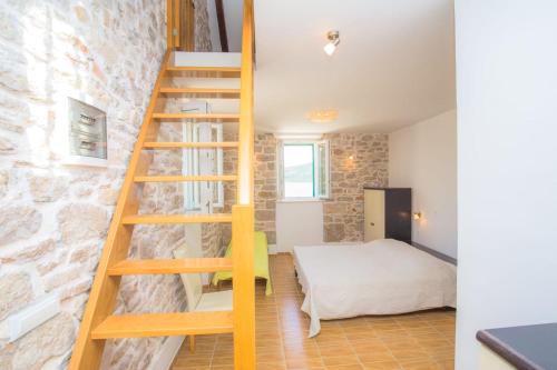 Habitación con una escalera que conduce a un dormitorio. en Mall Primosten, en Primošten