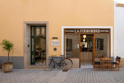 una bicicletta parcheggiata di fronte a un edificio di Hotel Boutique Can Sastre a Ciutadella