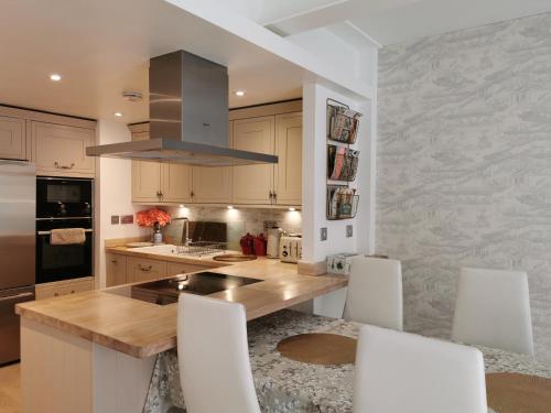 Award Winning 2023 luxury Holiday Rental Apartment Stratford London tesisinde mutfak veya mini mutfak