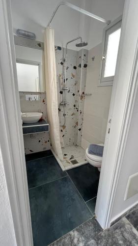 Un baño de Meropi Rooms