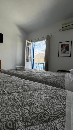 Una cama o camas en una habitación de Meropi Rooms