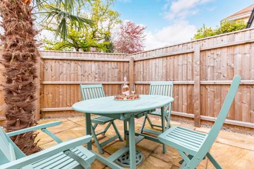 une table et des chaises sur une terrasse avec une clôture dans l'établissement BOURNECOAST: LOVELY ANNEX WITH PATIO NR BEACH-5286, à Bournemouth