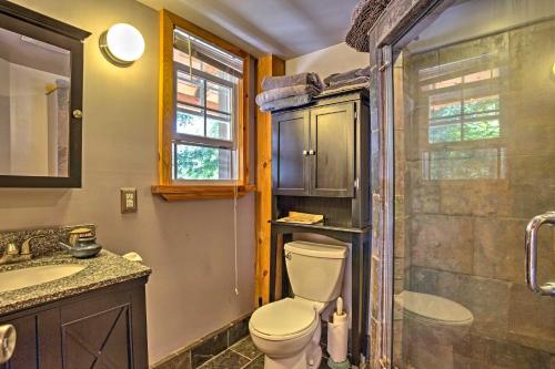y baño con aseo, lavabo y ducha. en Table Rock Retreat - Spacious Private Pool Home In The Mountains home, en Lakemont