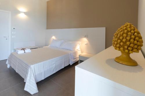 a bedroom with a bed and a fruit sculpture at Al Duomo B&B in Amantea