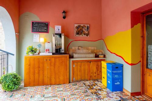 Un restaurante de comida rápida con una pared colorida. en Albergue de peregrinos en CIRAUQUI - CASA MARALOTX Camino de Santiago, en Cirauqui