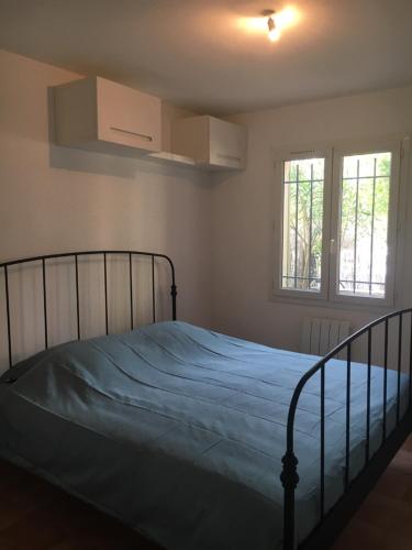 Ένα ή περισσότερα κρεβάτια σε δωμάτιο στο Aquamarine, un lieu zen au coeur de Vaison la Romaine