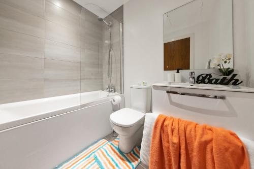 a bathroom with a toilet and a tub and a sink at 40 Percent OFF - Long Stays - City Centre - Close to Bullring - Suitable for Business, Families, Relocations and Leisure - EastGate l Free WiFi I in Birmingham
