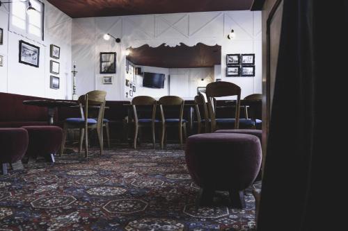 TV a/nebo společenská místnost v ubytování Hôtel Les Coutainvillaises