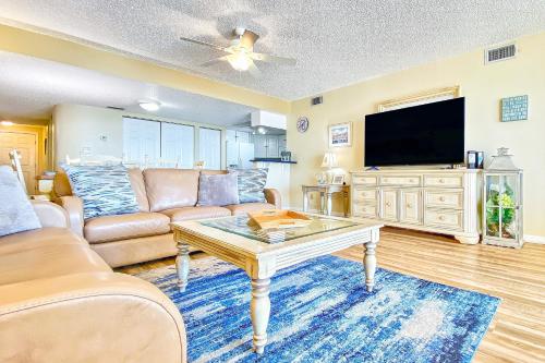 un soggiorno con un divano e una TV di Beach Palms 406 a Clearwater Beach