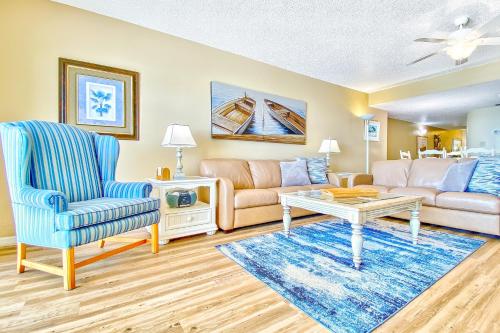 un soggiorno con un divano e un tavolo di Beach Palms 406 a Clearwater Beach