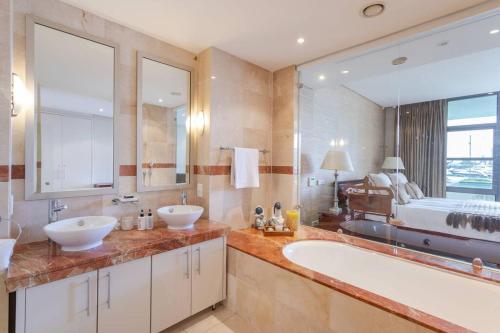 Ванна кімната в Outstanding V&A Marina Waterfront apartment