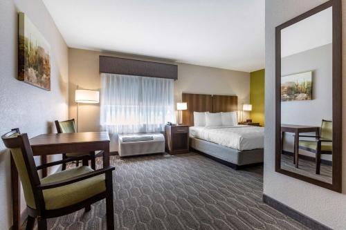 Postel nebo postele na pokoji v ubytování Best Western North Phoenix Hotel